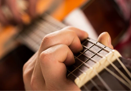 5 aplicativos para aprender a tocar violão online ( Imagem: Freepik)